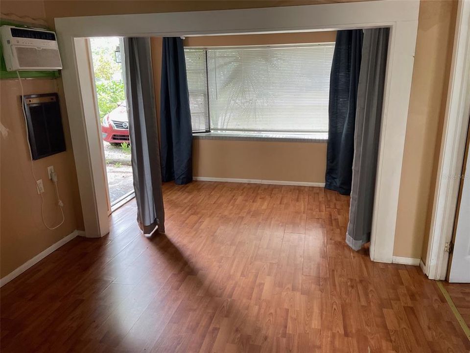 Active With Contract: $1,195 (1 beds, 1 baths, 456 Square Feet)