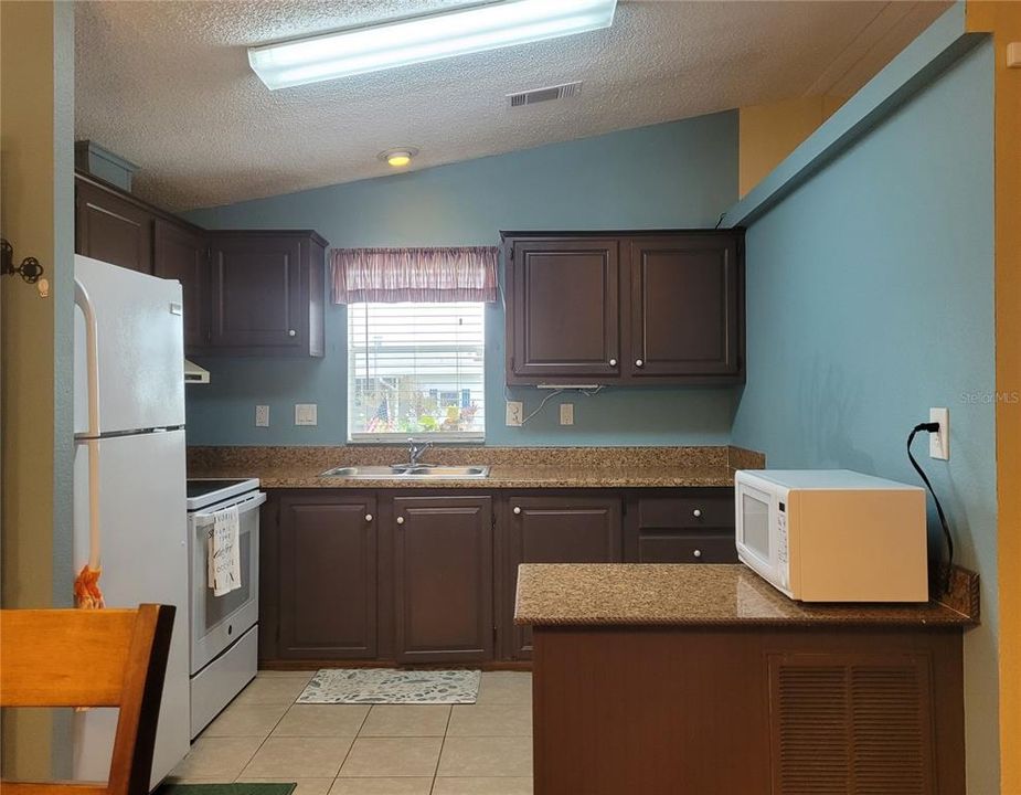 For Sale: $139,500 (2 beds, 2 baths, 840 Square Feet)
