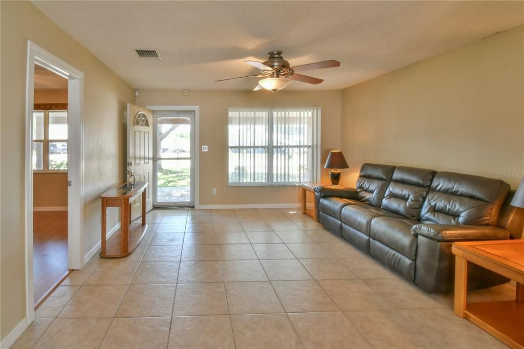 Recently Sold: $330,000 (3 beds, 2 baths, 1092 Square Feet)