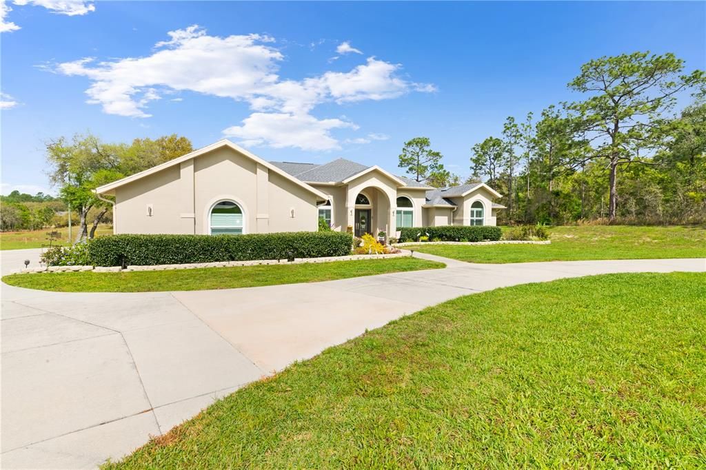 For Sale: $650,000 (3 beds, 3 baths, 2988 Square Feet)