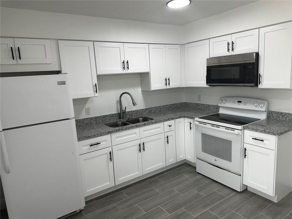 For Rent: $1,375 (2 beds, 1 baths, 819 Square Feet)