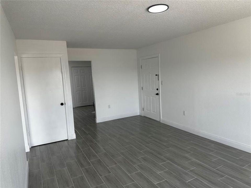For Rent: $1,400 (2 beds, 1 baths, 819 Square Feet)