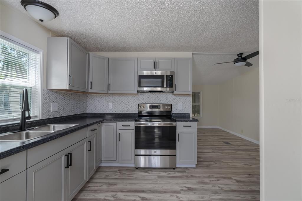 For Sale: $159,000 (2 beds, 1 baths, 768 Square Feet)