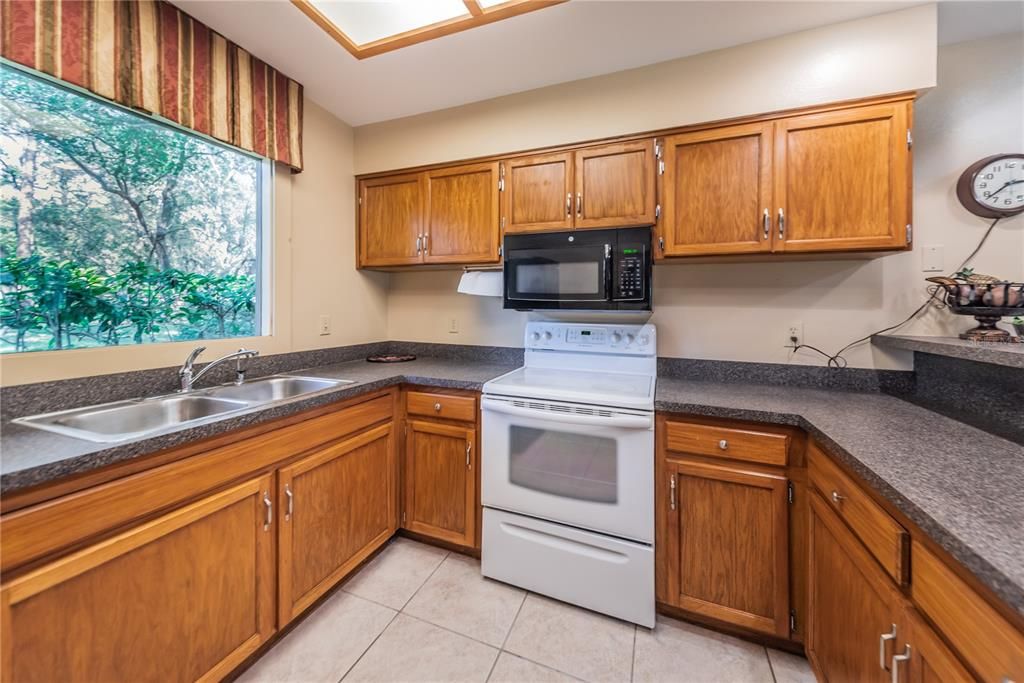 For Sale: $299,500 (2 beds, 2 baths, 1050 Square Feet)