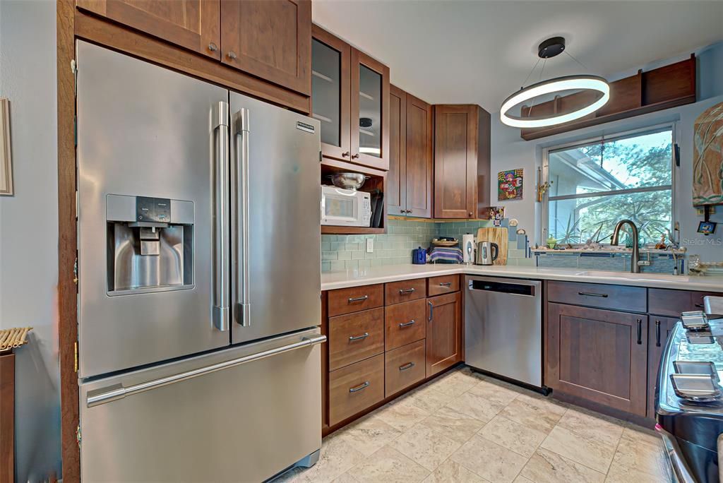 MODERN UPDATED KITCHEN.