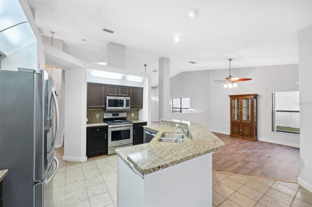 Active With Contract: $229,900 (2 beds, 2 baths, 1641 Square Feet)