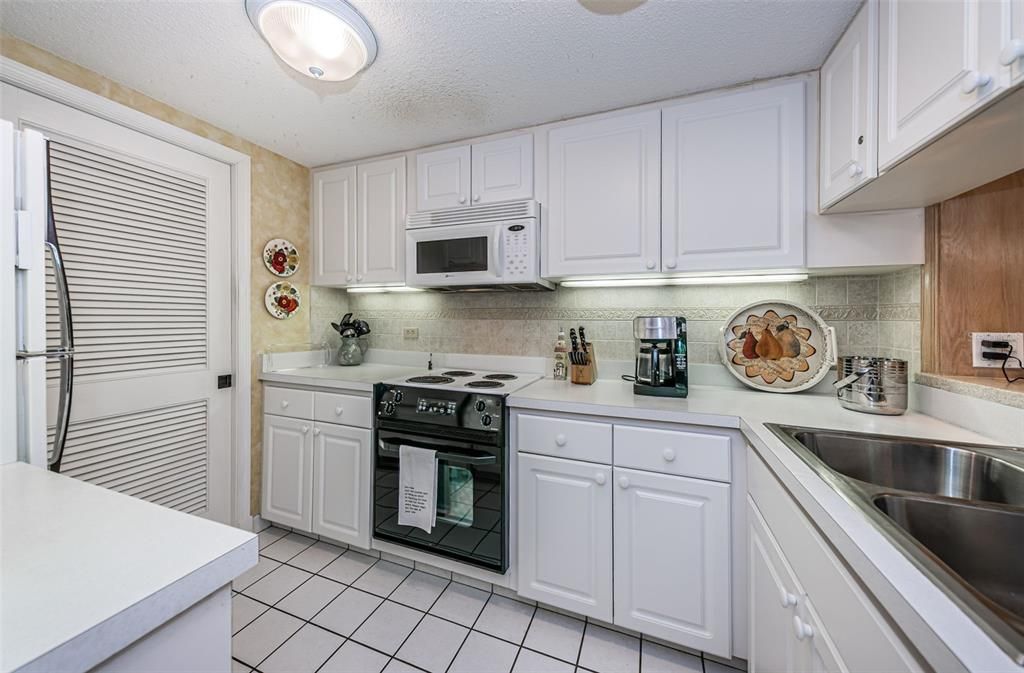For Sale: $279,000 (1 beds, 1 baths, 825 Square Feet)