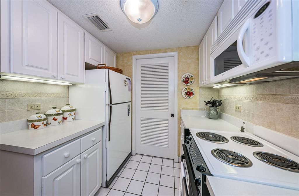 For Sale: $279,000 (1 beds, 1 baths, 825 Square Feet)