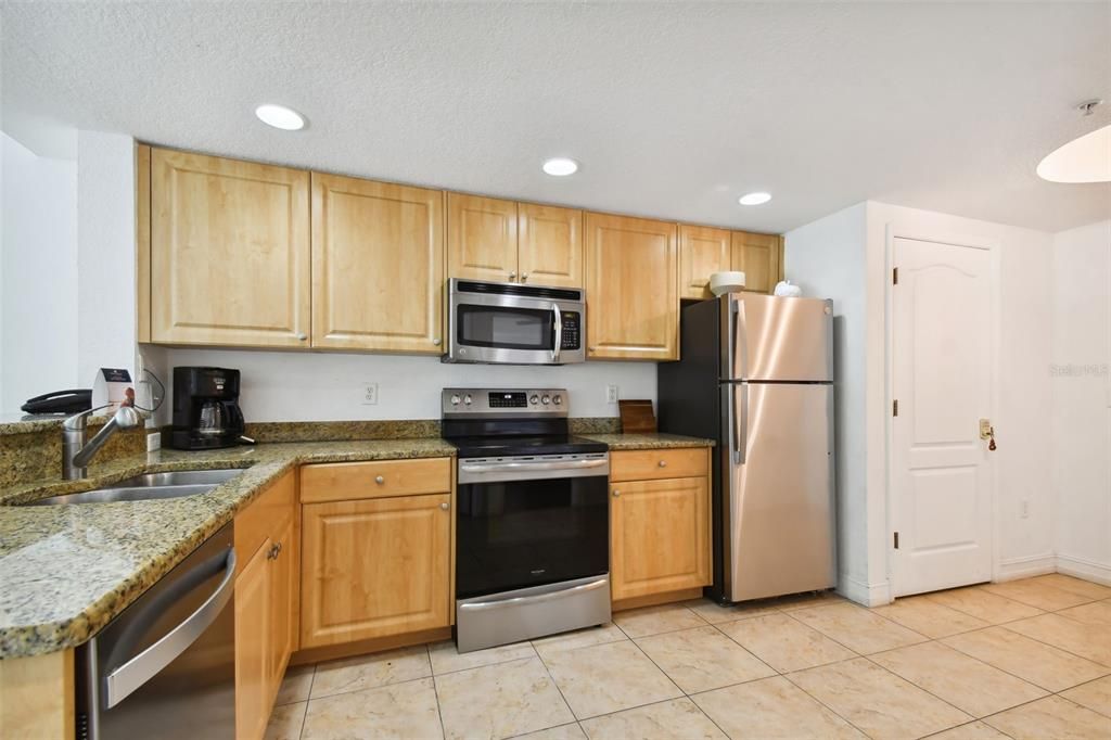 For Sale: $535,000 (2 beds, 2 baths, 914 Square Feet)