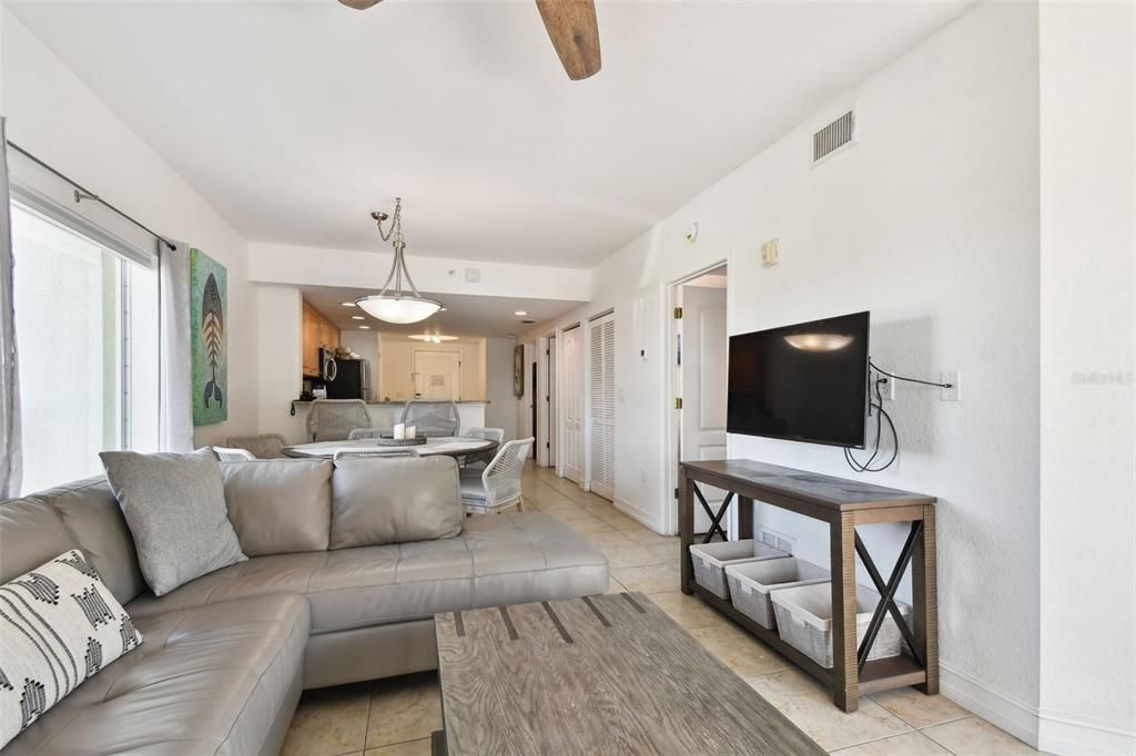 For Sale: $535,000 (2 beds, 2 baths, 914 Square Feet)