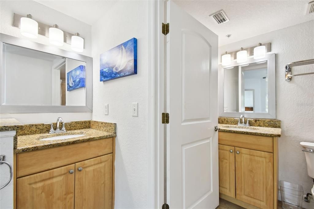 For Sale: $535,000 (2 beds, 2 baths, 914 Square Feet)