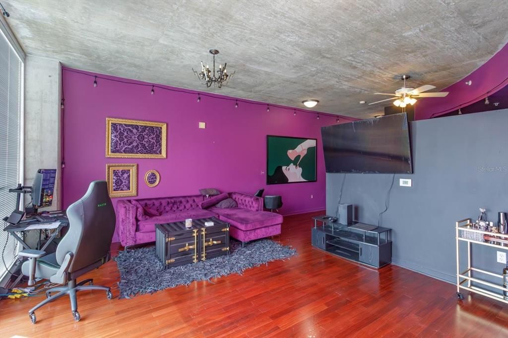 For Sale: $330,000 (1 beds, 1 baths, 854 Square Feet)