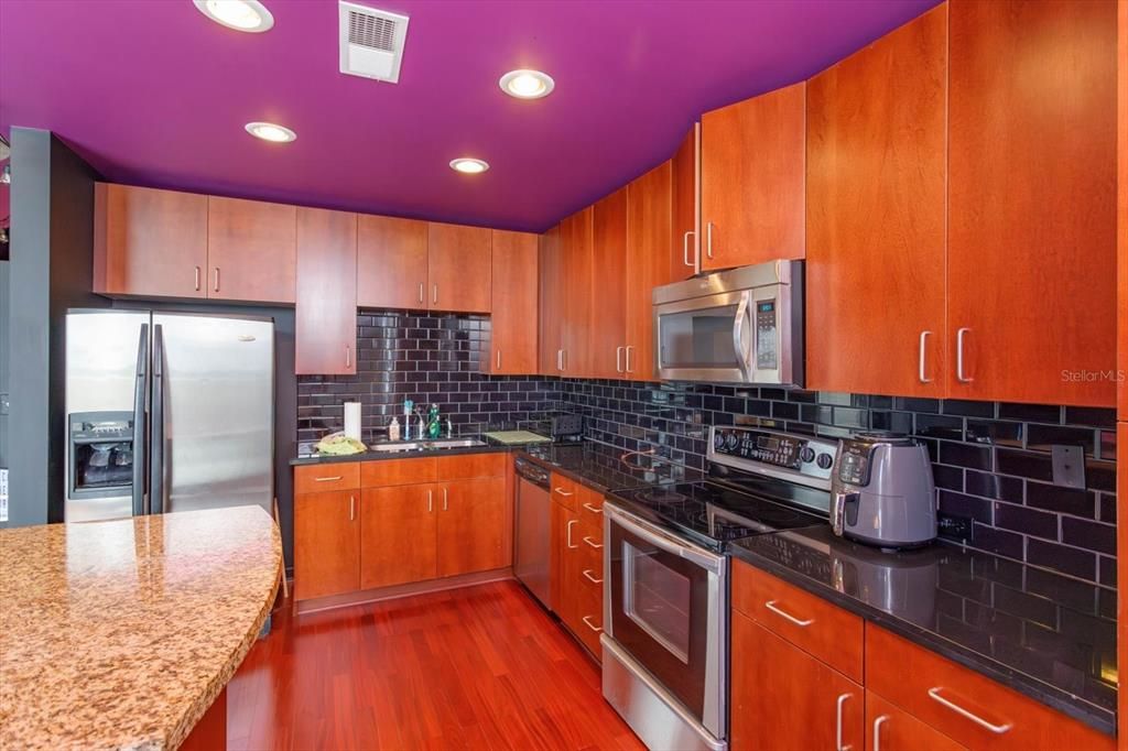 For Sale: $315,000 (1 beds, 1 baths, 854 Square Feet)