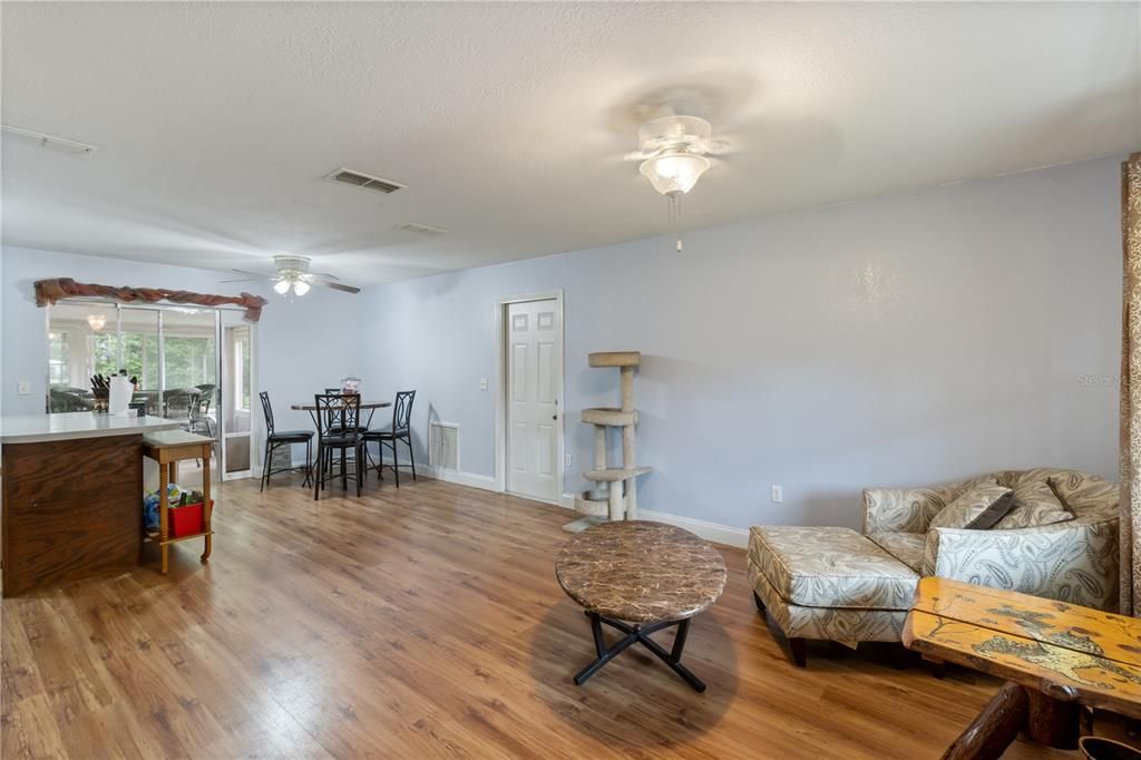 Active With Contract: $175,000 (2 beds, 1 baths, 1014 Square Feet)