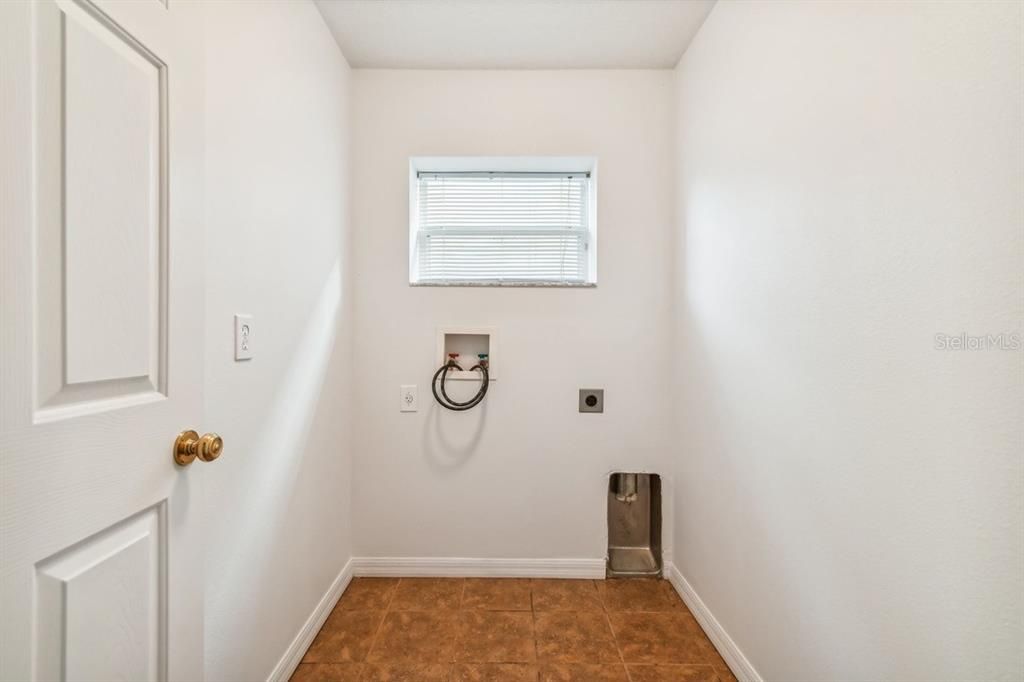 Active With Contract: $1,900 (3 beds, 2 baths, 1290 Square Feet)