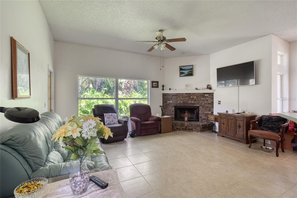 For Sale: $365,000 (3 beds, 2 baths, 1827 Square Feet)