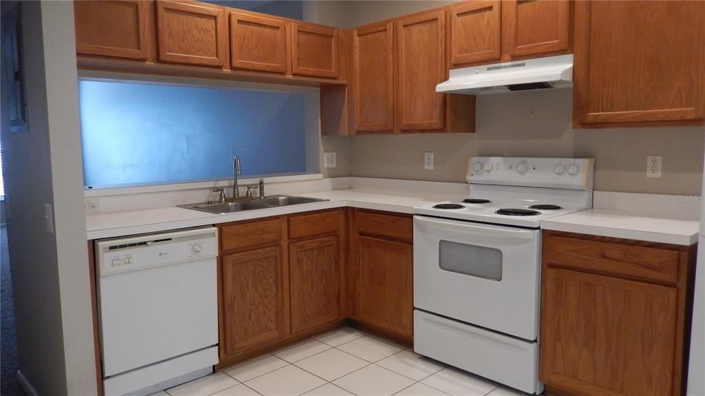 Active With Contract: $1,600 (2 beds, 1 baths, 1110 Square Feet)