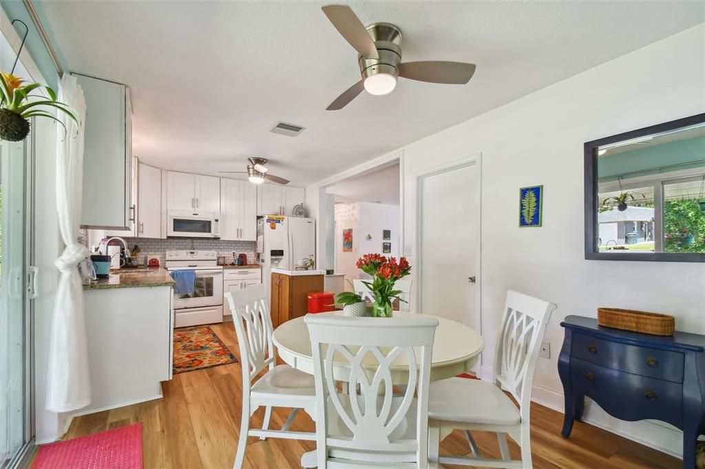 For Sale: $275,000 (2 beds, 2 baths, 999 Square Feet)