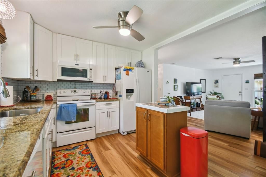 For Sale: $275,000 (2 beds, 2 baths, 999 Square Feet)