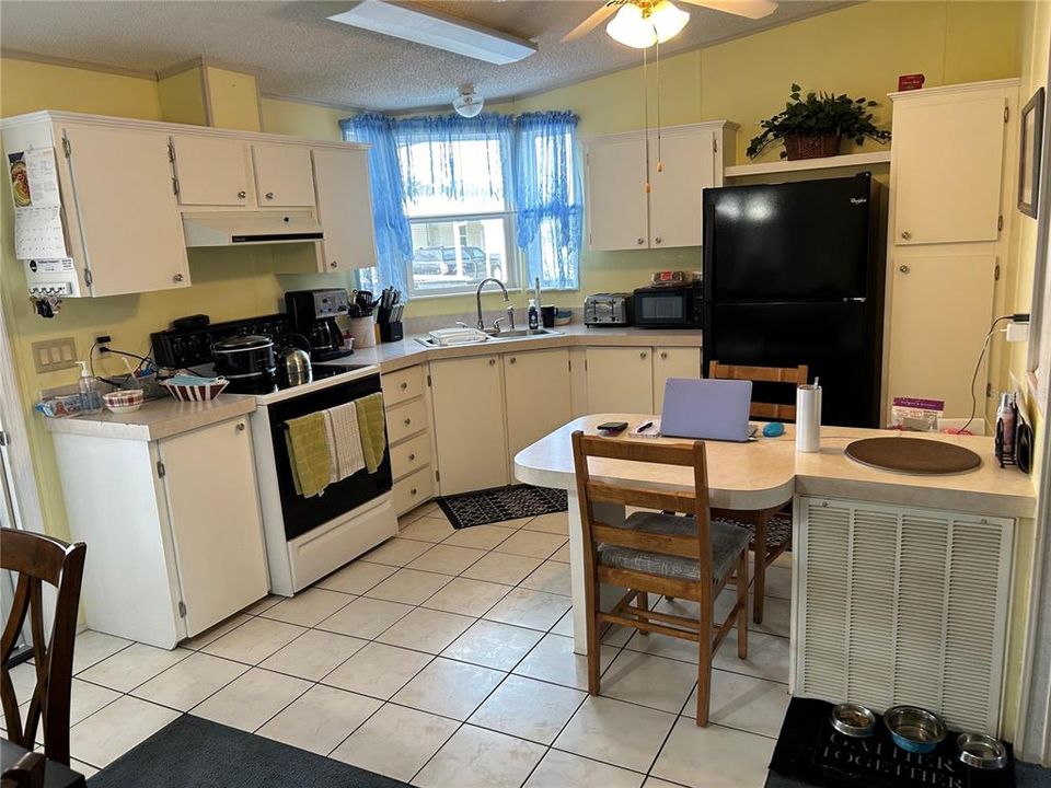 For Sale: $172,500 (2 beds, 2 baths, 864 Square Feet)