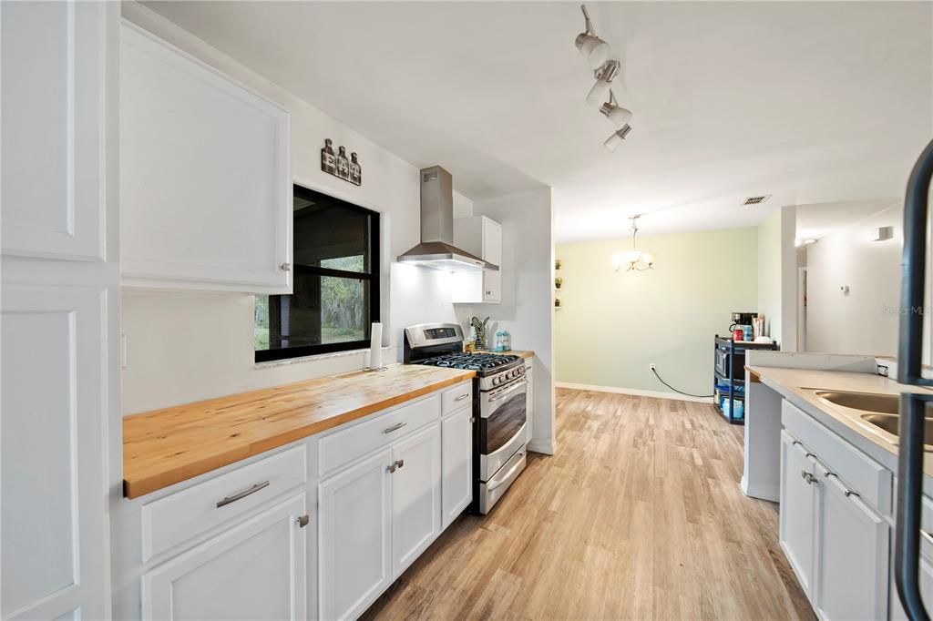 For Sale: $304,900 (3 beds, 2 baths, 1318 Square Feet)
