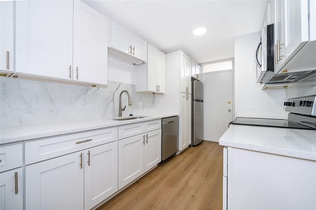 Active With Contract: $245,000 (1 beds, 1 baths, 730 Square Feet)