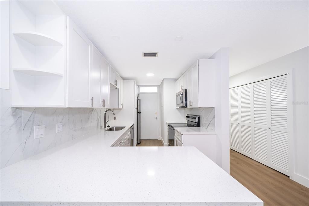 Active With Contract: $245,000 (1 beds, 1 baths, 730 Square Feet)