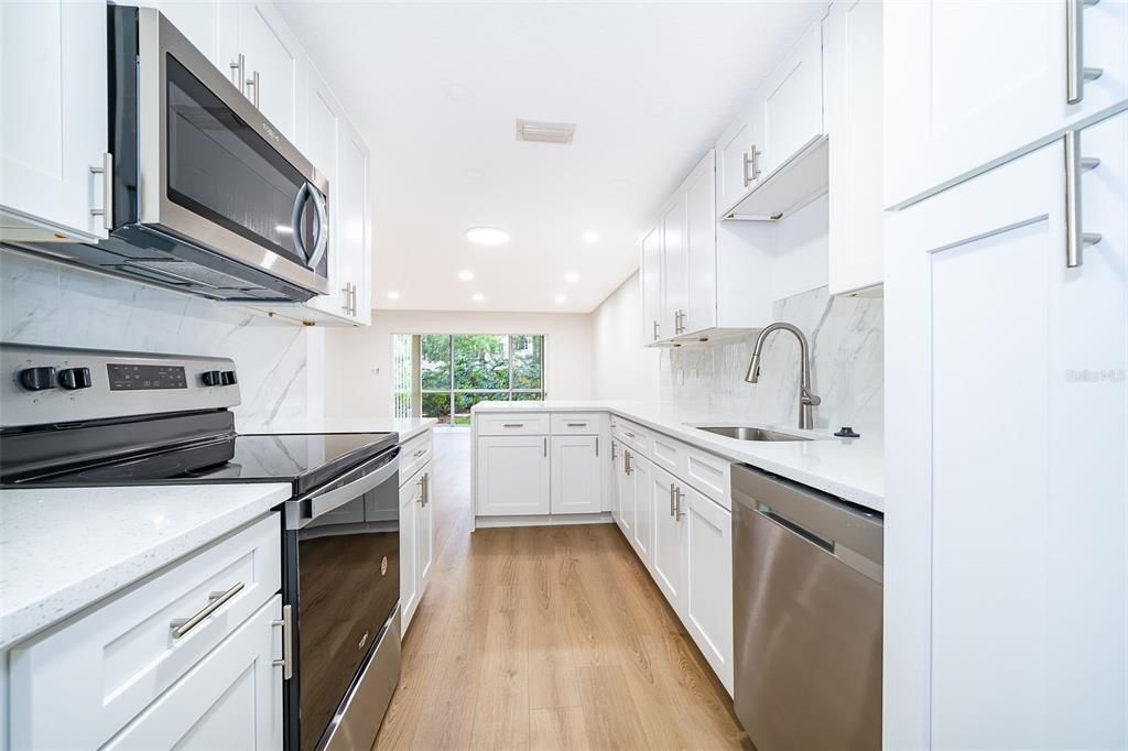 Active With Contract: $245,000 (1 beds, 1 baths, 730 Square Feet)