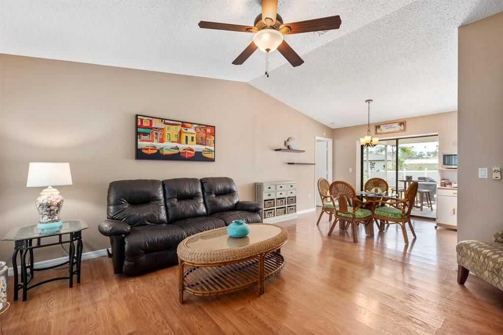 Recently Sold: $270,000 (2 beds, 2 baths, 978 Square Feet)