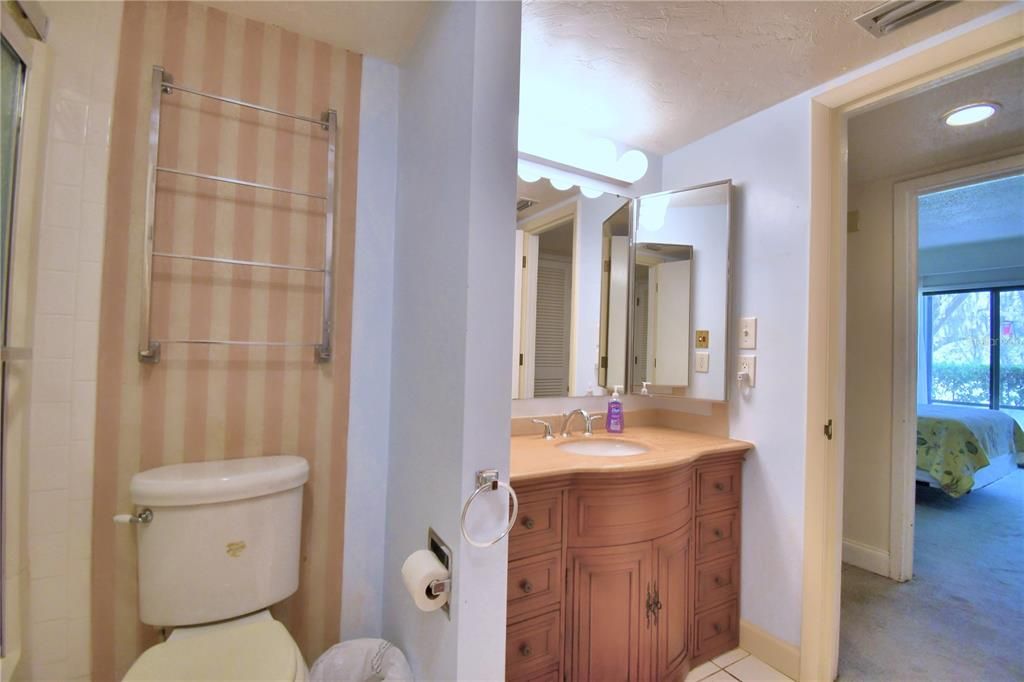 For Sale: $125,000 (1 beds, 1 baths, 974 Square Feet)