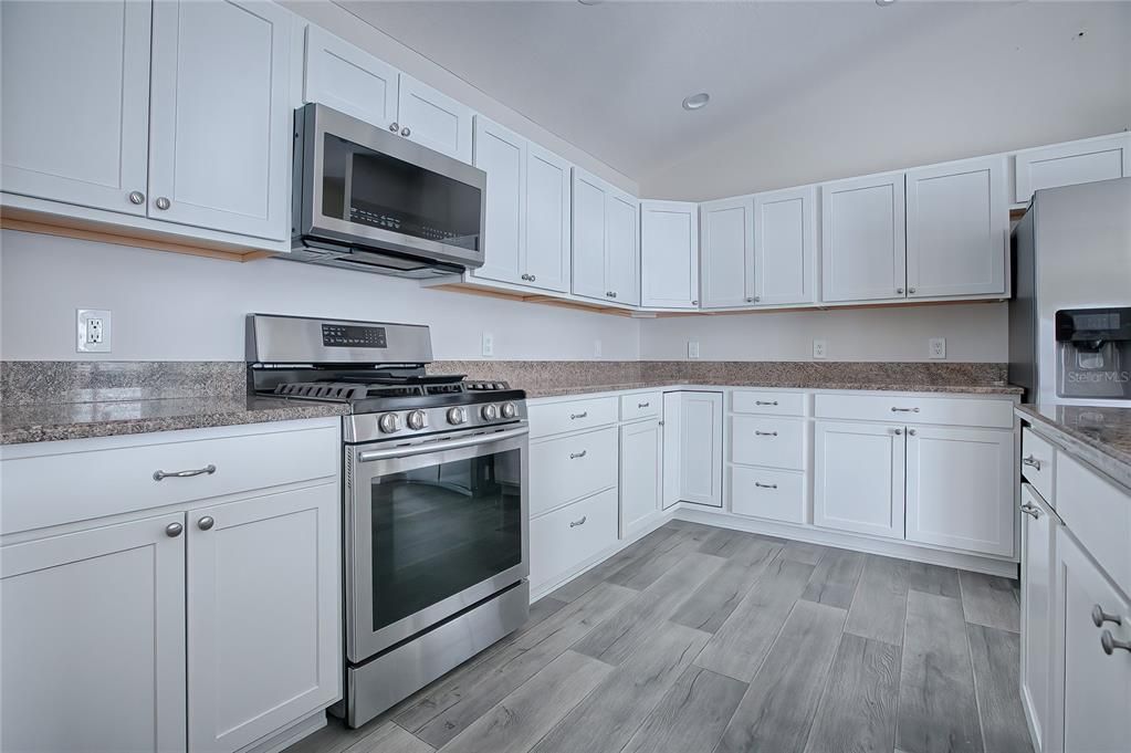 For Sale: $305,000 (2 beds, 2 baths, 1227 Square Feet)