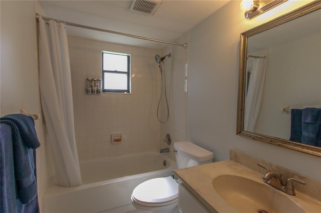 最近租的: $2,000 (2 贝兹, 2 浴室, 1430 平方英尺)