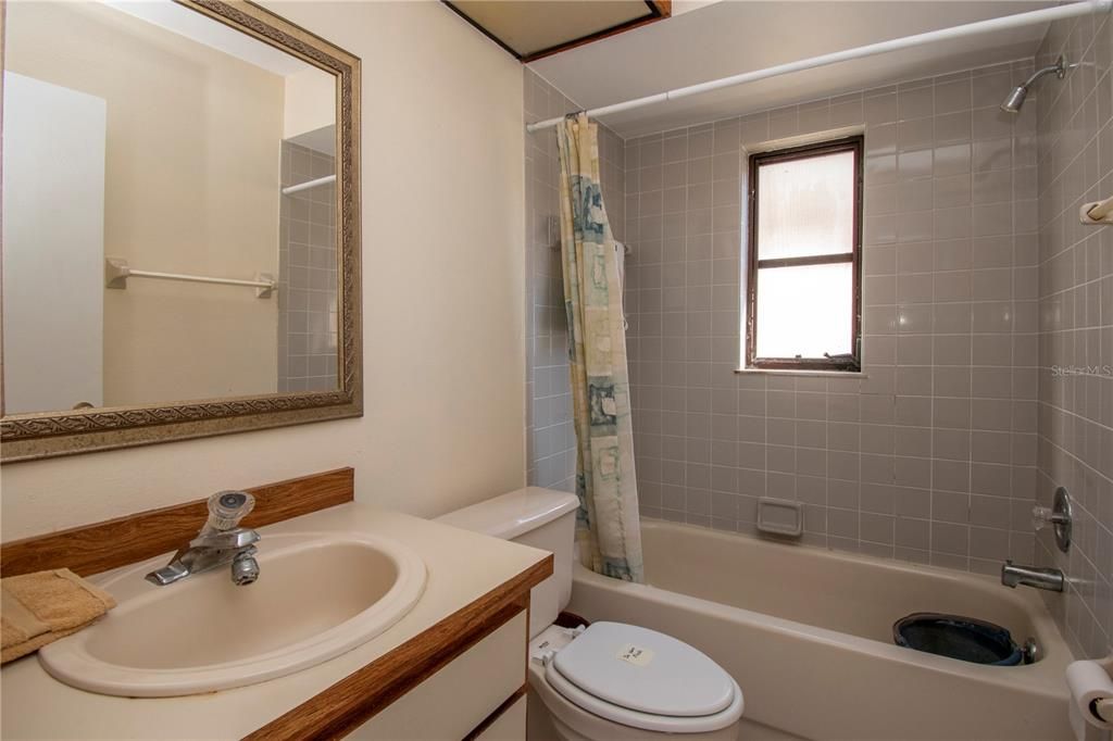 合同活跃: $349,900 (3 贝兹, 2 浴室, 1124 平方英尺)