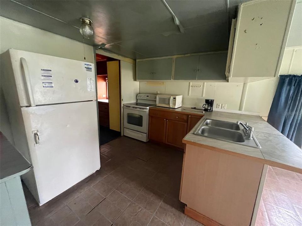 For Sale: $98,000 (1 beds, 1 baths, 840 Square Feet)