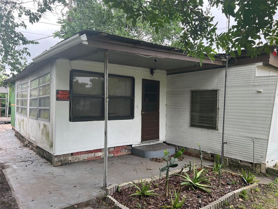 For Sale: $98,000 (1 beds, 1 baths, 840 Square Feet)