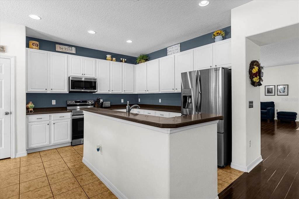 Beautiful Kitchen with lots of Cabinets & Counterspace