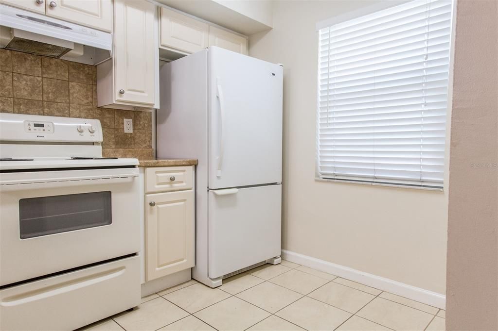 Active With Contract: $199,900 (2 beds, 2 baths, 920 Square Feet)