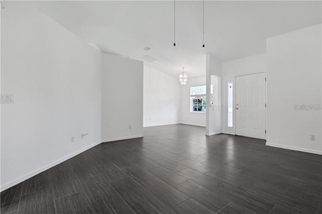 Active With Contract: $1,900 (3 beds, 2 baths, 1301 Square Feet)