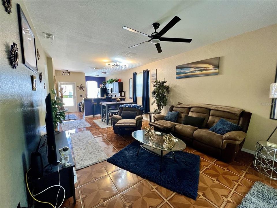 For Sale: $178,900 (2 beds, 2 baths, 981 Square Feet)
