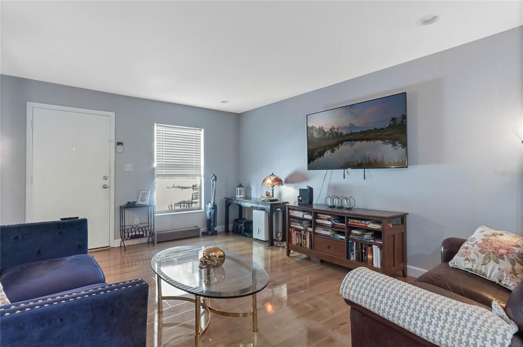 Active With Contract: $209,000 (1 beds, 1 baths, 663 Square Feet)