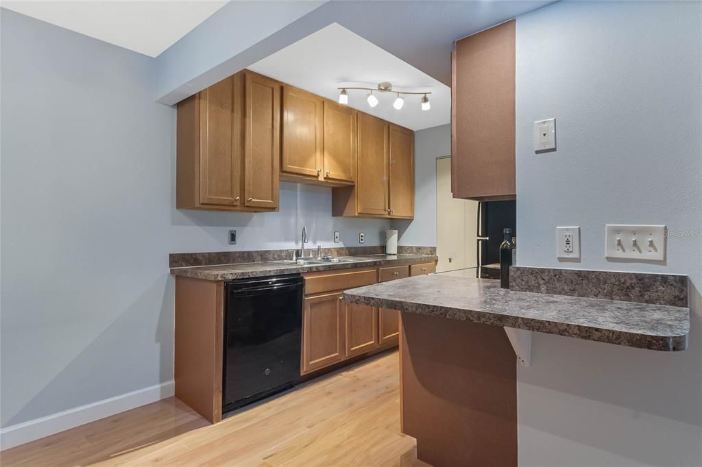 Active With Contract: $209,000 (1 beds, 1 baths, 663 Square Feet)