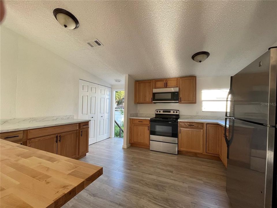 Active With Contract: $239,900 (3 beds, 2 baths, 1188 Square Feet)