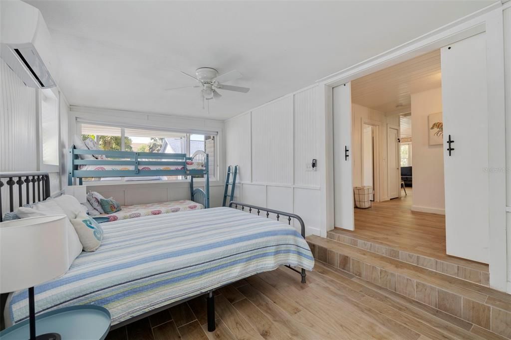 For Sale: $650,000 (2 beds, 1 baths, 951 Square Feet)