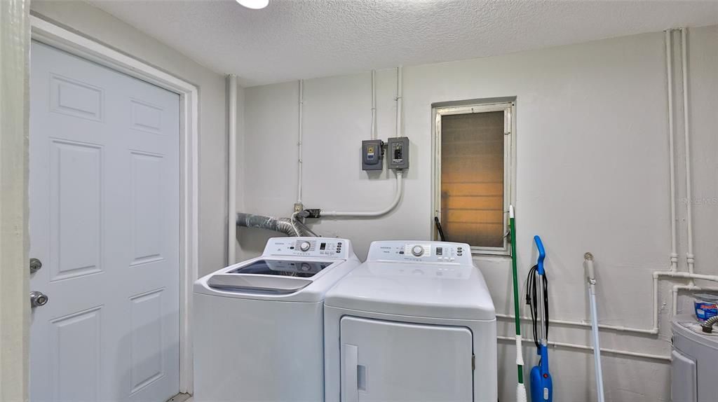 For Rent: $2,000 (2 beds, 2 baths, 946 Square Feet)