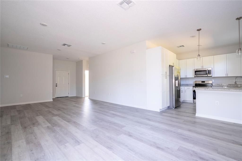 Active With Contract: $311,900 (3 beds, 2 baths, 1200 Square Feet)