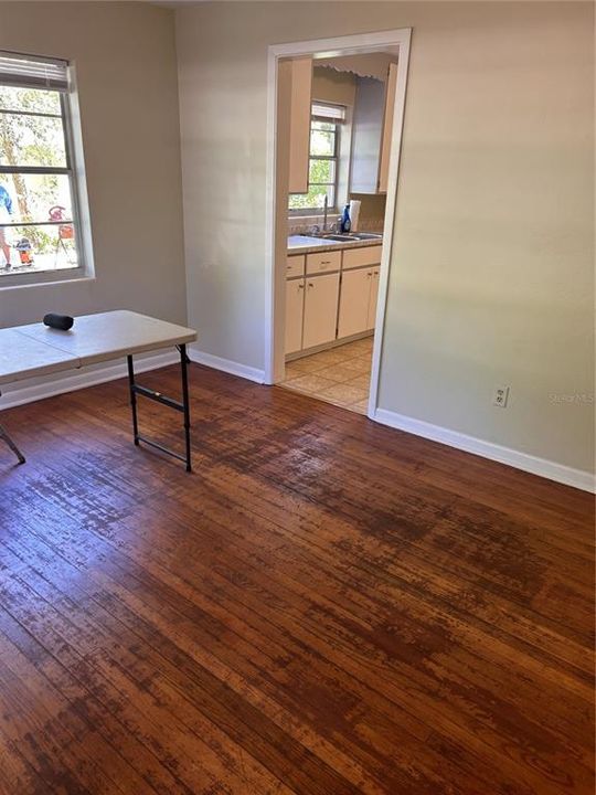 Active With Contract: $169,000 (2 beds, 1 baths, 900 Square Feet)