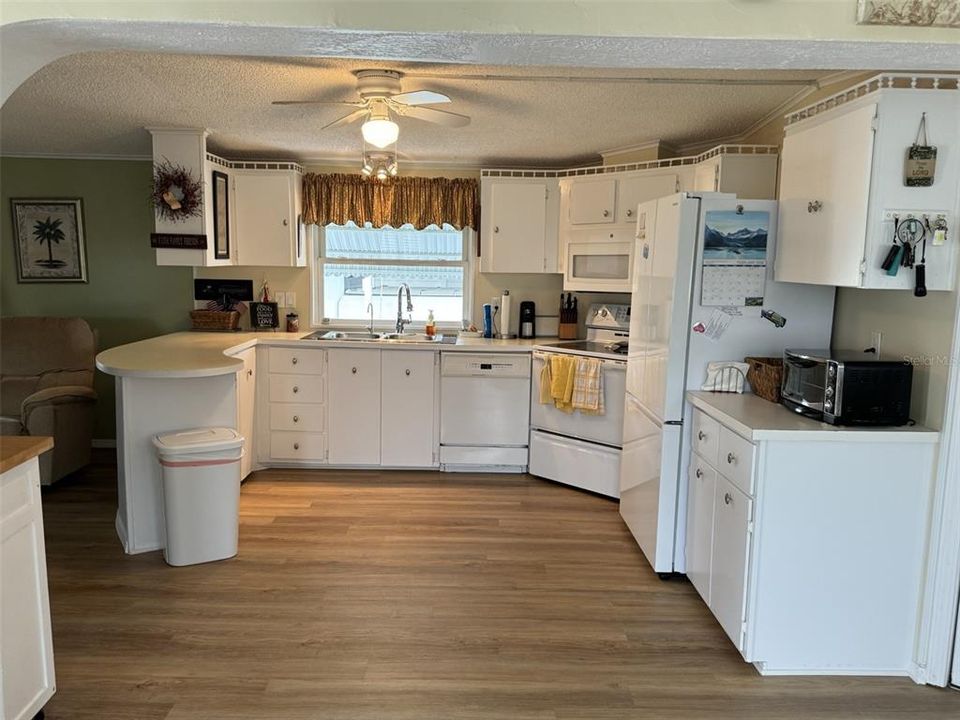 For Sale: $149,900 (2 beds, 2 baths, 1345 Square Feet)
