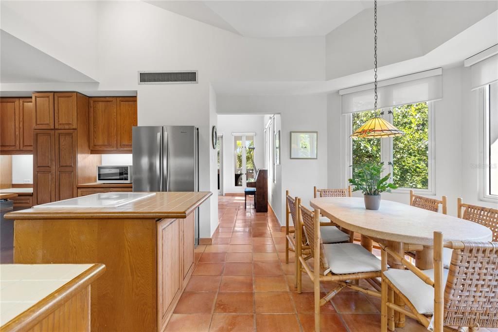 На продажу: $3,250,000 (3 спален, 3 ванн, 2737 Квадратных фут)