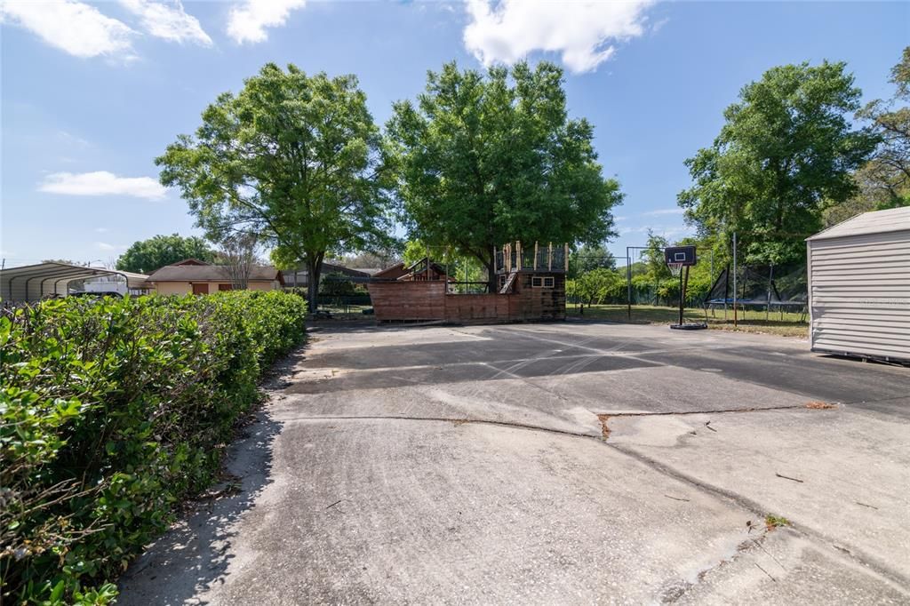 side parking and driveway to apartment