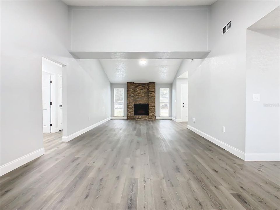 Active With Contract: $289,000 (3 beds, 2 baths, 1424 Square Feet)